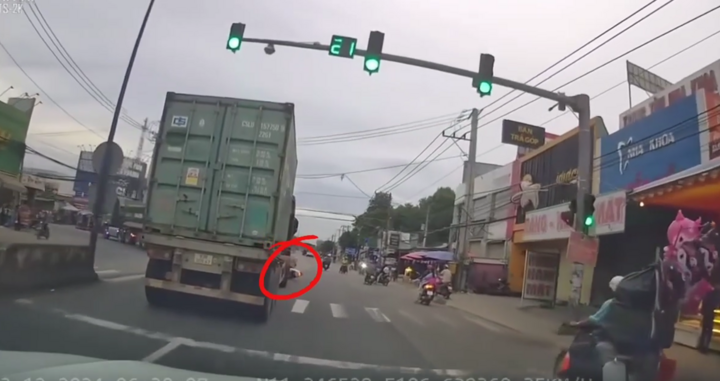 Clip: Camera ghi lại giây phút kinh hãi người phụ nữ bị xe container chèn ngã