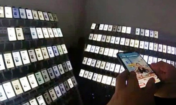 Bị bắt vì dùng 400 chiếc điện thoại xem livestream, săn trúng thưởng