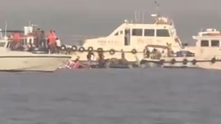 Clip: Phà chở khách bị tàu cao tốc đâm lật, 13 người thiệt mạng