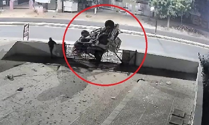 Clip: Kinh hãi cảnh xe SUV lao vào tốc độ chóng mặt, lộn 8 vào rồi