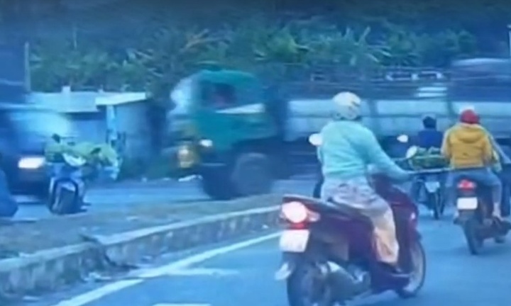 Clip: Kinh hoàng 3 xe tải đâm liên hoàn,