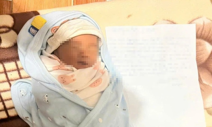 Bé sơ sinh bị bỏ rơi trước cổng chùa, mẹ để lại tâm thư 