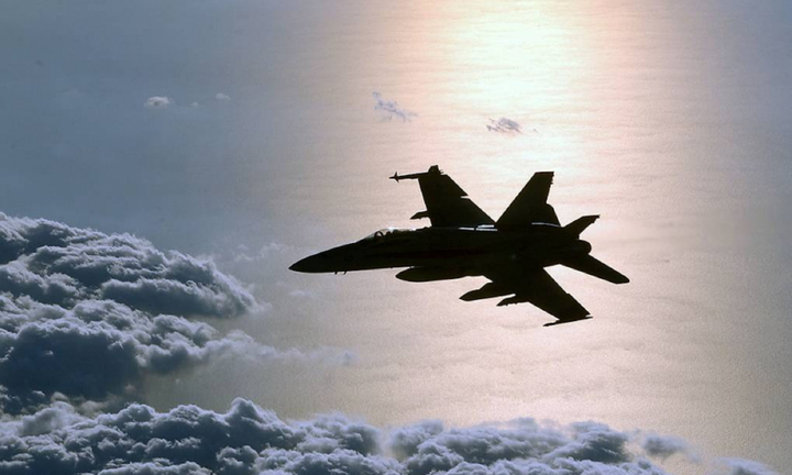 Houthi trút hỏa lực tấn công tàu sân bay, bắn hạ tiêm kích F/A-18 của Mỹ ở Biển Đỏ