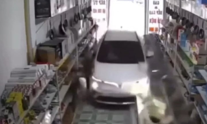 Vụ ô tô lao thẳng vào nhà dân, tông bé gái 17 tháng tử vong: Diễn biến mới, sẽ trưng cầu giám định hình ảnh