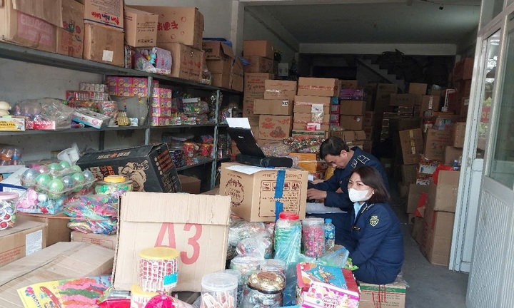 Hà Nội: Liên tiếp xử lý các vụ sản xuất, buôn bán pháo nổ và bánh kẹo lậu