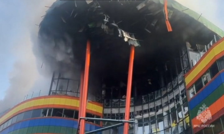 RT: Nổ lớn làm rung chuyển trung tâm mua sắm ở Nga, khói đen bốc lên mù mịt: Ghi nhận thương vong