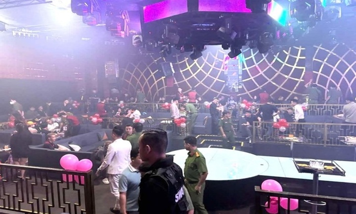 Đột kích quán bar ở Bình Dương, phát hiện 42