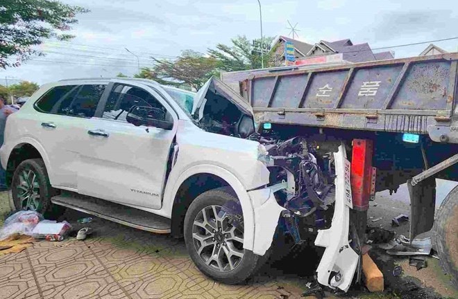 Xe ô tô 7 chỗ biến dạng sau va chạm với xe tải, 4 người nhập viện