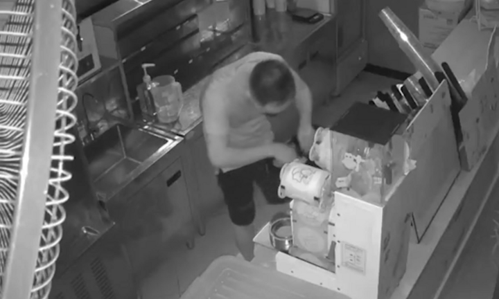 Clip: Bắt “siêu trộm” đột nhập nhà thuốc cuỗm hơn 28 triệu đồng