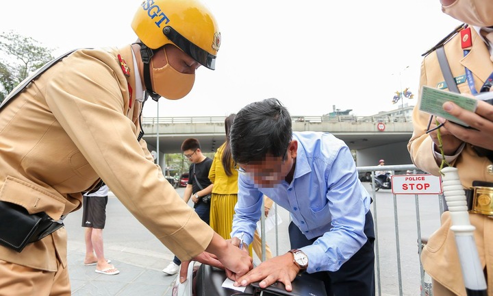 Trừ tối đa 10 điểm giấy phép lái xe cho mỗi vi phạm giao thông