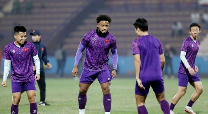 Phát hiện nhóm người lạ, nghi livestream lén buổi tập tuyển Việt Nam trước chung kết AFF Cup 2024