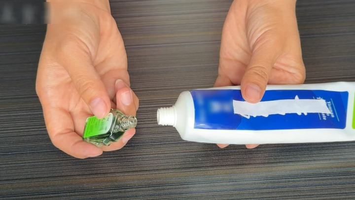 Trộn dầu gió vào kem đánh răng: Mẹo vặt 