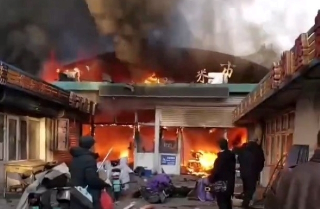 Clip: Biển lửa đỏ rực bao trùm chợ nông sản, 23 người thương vong