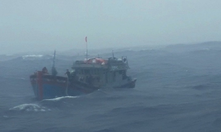 Quảng Ngãi: Sóng dữ đánh mạnh vào tàu cá, 1 ngư dân rơi xuống biển mất tích