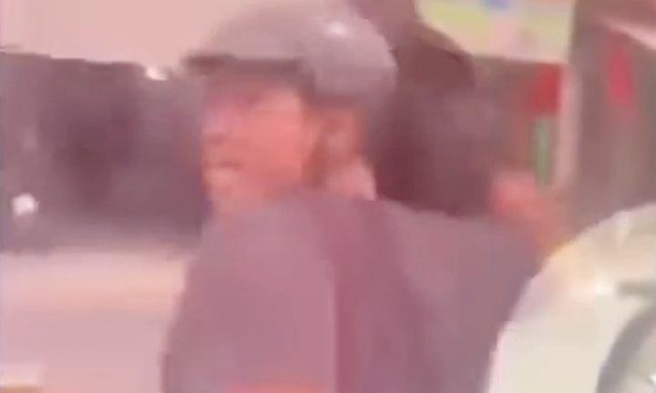 Triệu tập người đàn ông chặn đầu ô tô, cầm đá đập nát kính chắn gió ở TP.HCM