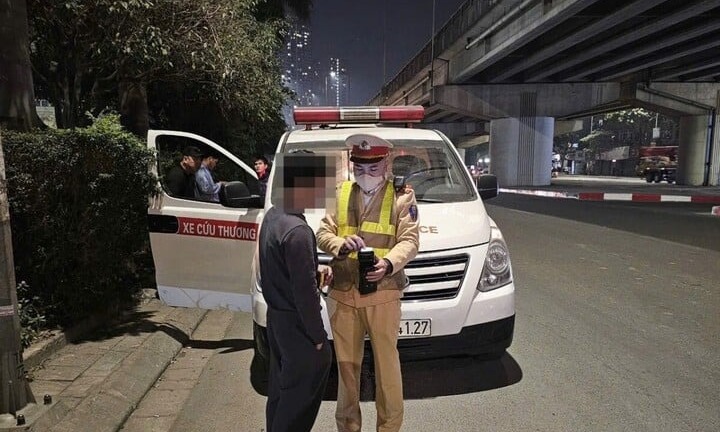 Tài xế lái xe cứu thương