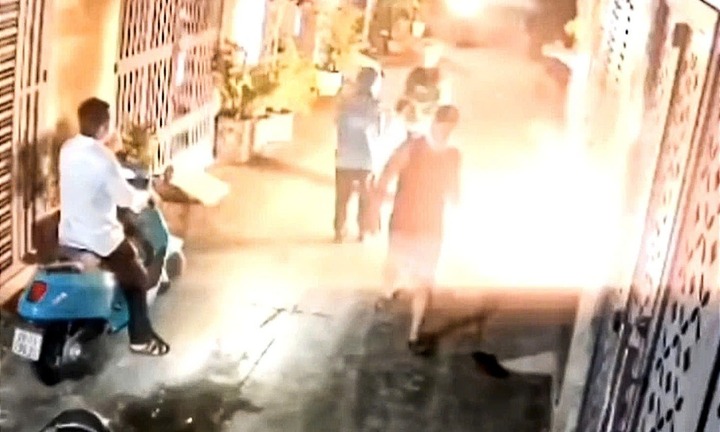 TP.HCM: Bắt khẩn cấp người hành hung, đốt pháo đe dọa shipper