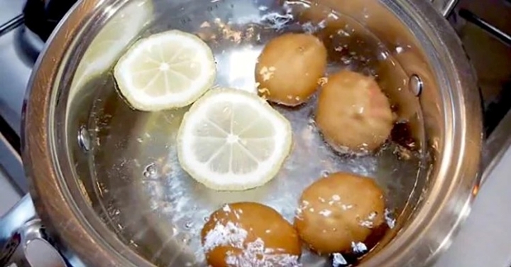 Luộc trứng cho thêm chanh có tác dụng gì?