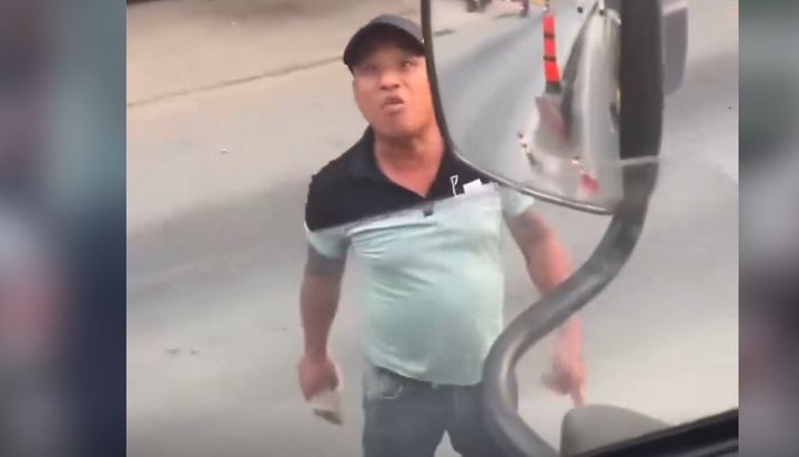 Clip: Người đàn ông ngang nhiên cầm đá đập xe tải, đe dọa tài xế ở TP.HCM