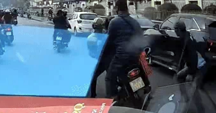 Xác minh vụ người đàn ông cầm vật giống dao đâm người trên đường Hà Nội