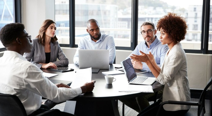 Phân biệt quản trị và quản lý