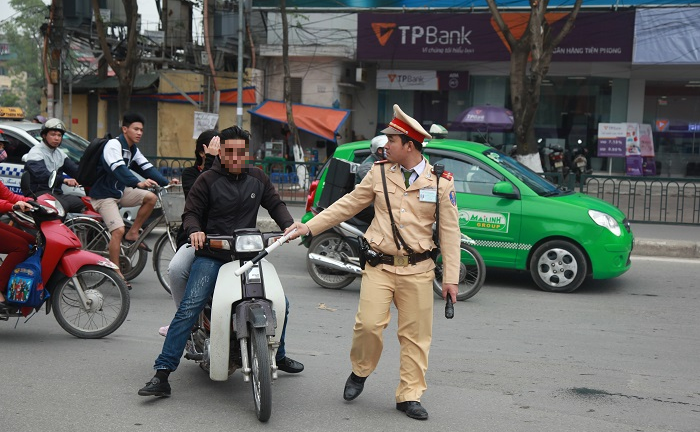 Từ 1/1/2025, điều khiển xe máy không đội mũ bảo hiểm sẽ bị xử phạt như thế nào?