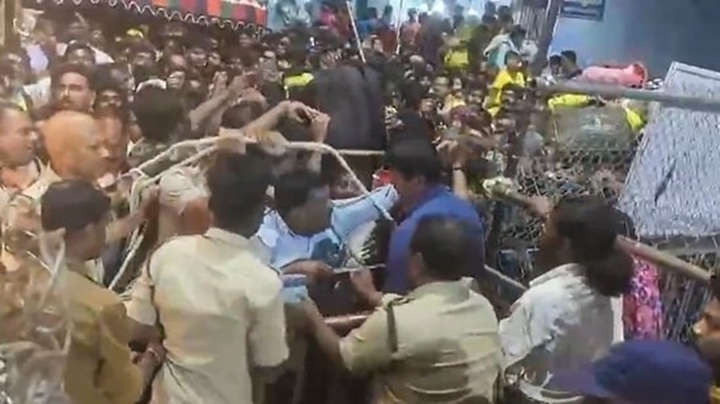 Clip: Ám ảnh cảnh tượng giẫm đạp khi mua vé tại đền, 6 người tử vong thương tâm