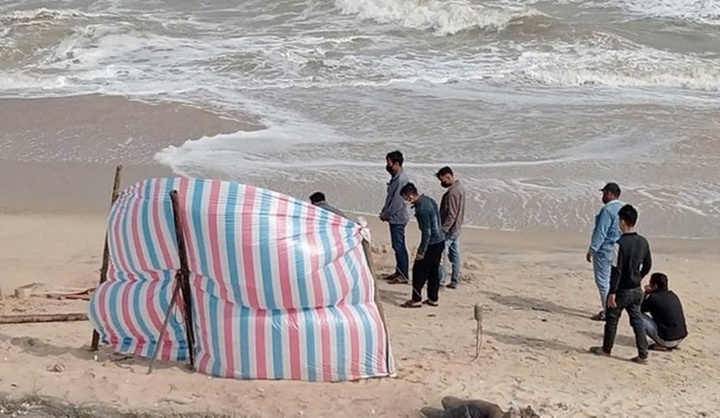 Đi tập thể dục, người dân phát hiện thi thể nam giới nổi bên mép nước