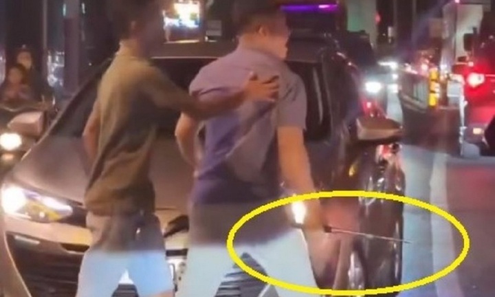 Điều tra vụ người đàn ông cầm gậy 3 khúc vụt tới tấp tài xế xe ôm ở TP.HCM