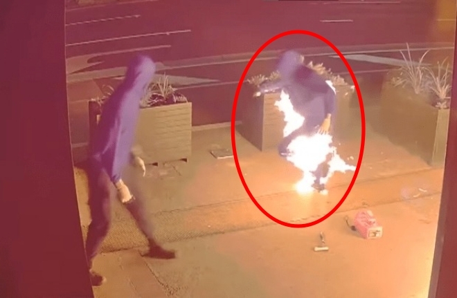 Clip: Liều lĩnh đổ xăng đốt nhà hàng, người đàn ông lập tức 