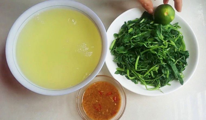 Nước rau muống luộc nên vắt chanh hay dầm sấu sẽ ngon hơn?