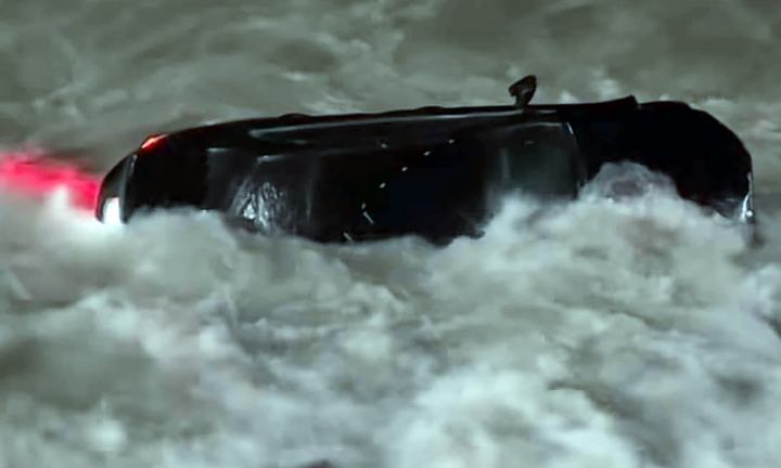 Ô tô Mercedes biển số TP.HCM chở nhiều người, bất ngờ lao xuống biển ở Nha Trang