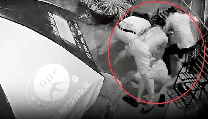 Tạm giữ 3 đối tượng đánh tài xế taxi rồi hỏi 