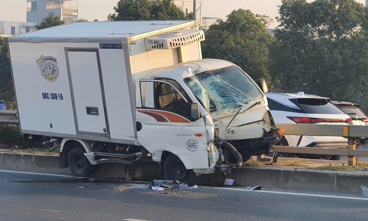 Hà Nội:  Kinh hoàng hiện trường xe tải va chạm với xe máy, 3 người tử vong 