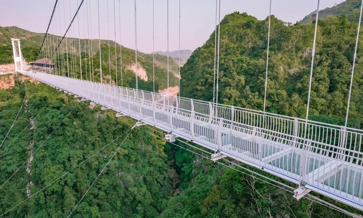 Chinh phục cầu kính Bạch Long