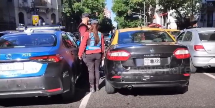 Clip: Đang chờ đèn tín hiệu, tài xế bất ngờ ngủ quên khiến người đi đường 