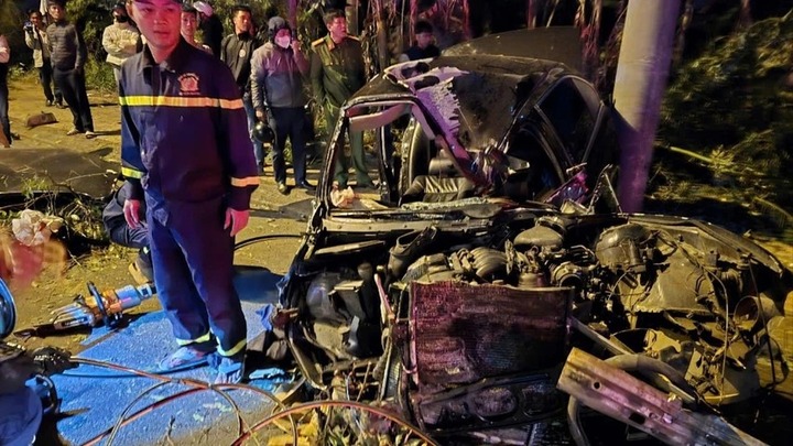 Clip: Khoảnh khắc cảnh sát giải cứu tài xế mắc kẹt trong xe BMW vỡ nát