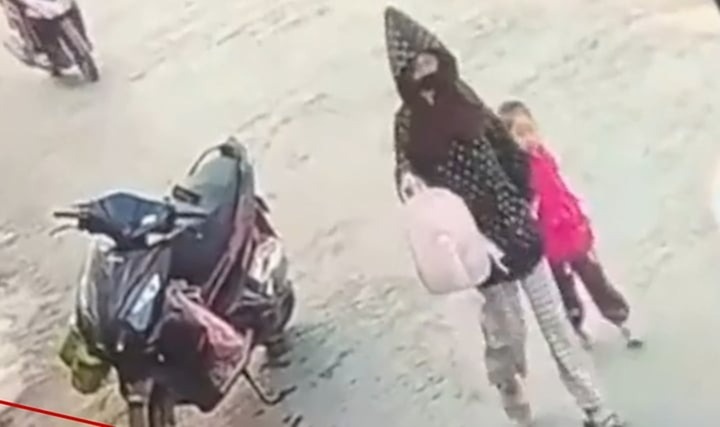 Clip: Cô gái mặc áo đen đưa bé gái 4 tuổi rời trường mầm non, công an đang truy tìm tung tích