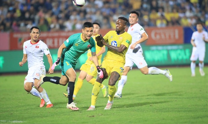 Thêm ngôi sao tuyển Việt Nam nhập viện vì chấn thương tại AFF Cup