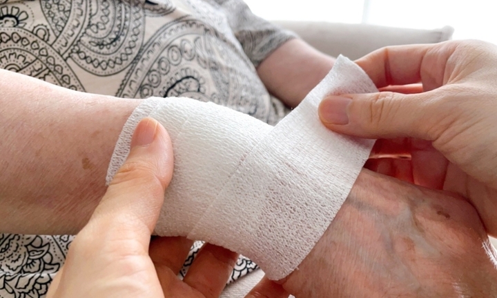 Vì sao vết thương ở người cao tuổi chậm lành?