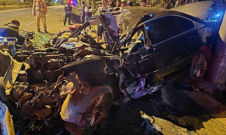 Xe BMW bị tông biến dạng, tài xế mắc kẹt bên trong