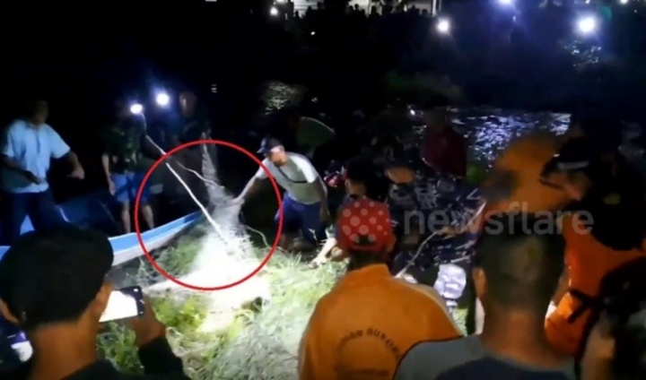 Clip: Bé gái 5 tuổi mất tích sau khi bị cá sấu lôi xuống sông lúc rửa tay