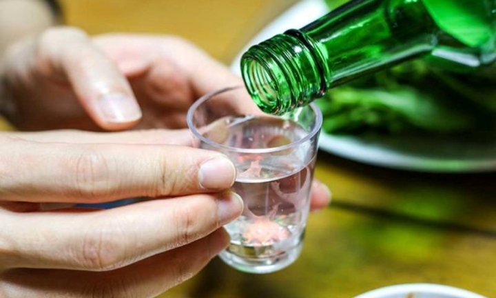 Có nên uống nước ngọt để giải rượu?