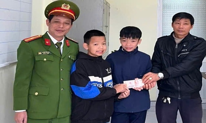 Tin tức thời sự hôm nay (16/1): Hai học sinh trả lại tiền cho người đánh rơi