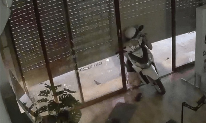 Clip: Rùng mình khoảnh khắc cô gái ở TP.HCM bị kẹp cửa cuốn