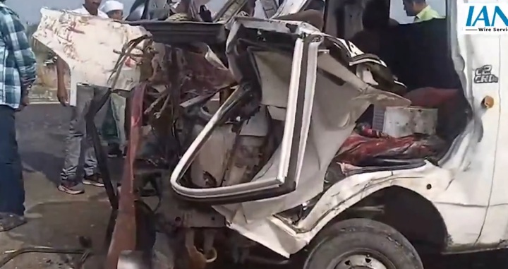 Clip: Bị đâm từ phía sau, ô tô lao vào xe buýt trên cao tốc khiến 9 người tử vong