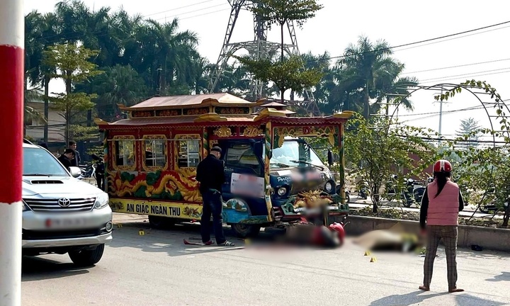 Xót xa hiện trường vụ xe tang tông xe máy dừng đèn đỏ, vợ chồng sắp cưới thương vong