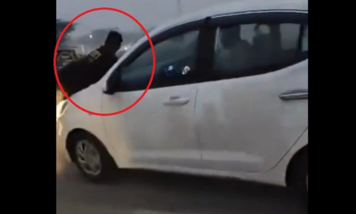 Clip: Bắt quả tang ngoại tình, người chồng bị nhân tình của vợ hất lên nắp capo xe