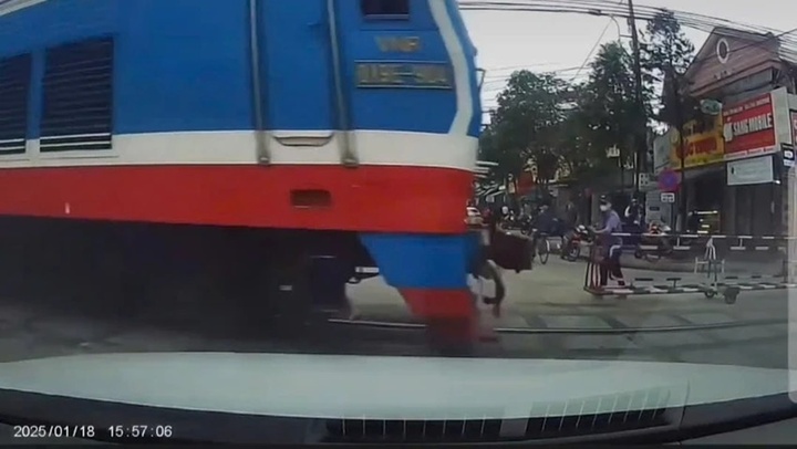 Clip: Gác chắn đóng chậm, tàu hỏa lao nhanh suýt đâm ô tô