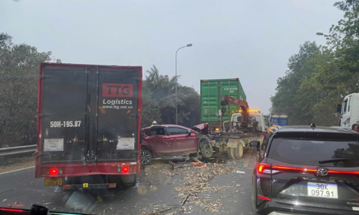 Tai nạn liên hoàn 4 xe ô tô trên Đại lộ Thăng Long, giao thông ùn tắc kéo dài